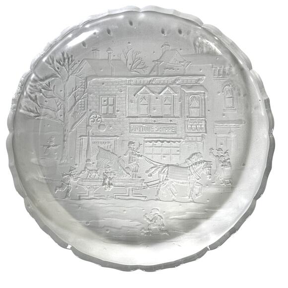 "Winter Traditions" 1990 Heavy Round Glass Serving Tray by Crystal Clear - Picture 3 of 5